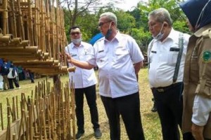 Bupati Kuningan saat melihat ekonomi kreatif yang Desa Cibuntu 